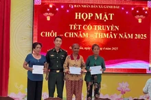 Đồn Biên phòng Gành Dầu trao tặng quà cho một số hộ đồng bào dân tộc Khmer.