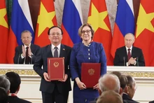 Tổng Bí thư Tô Lâm và Tổng thống Vladimir Putin chứng kiến trao Biên bản ghi nhớ hợp tác giữa Đài Tiếng nói Việt Nam và Cơ quan Ngân sách Nhà nước Liên bang Nga về tổ chức, sản xuất và phổ biến các chương trình âm nhạc, văn hóa và giáo dục "Trung tâm phát thanh và truyền hình âm nhạc nhà nước Nga". (Ảnh: Thống Nhất/TTXVN)