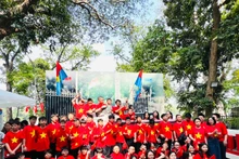 Nhiều học sinh đến từ các trường tiểu học, trung học cơ sở, được thầy cô và phụ huynh đưa đến tham quan và trải nghiệm Triển lãm tương tác kỷ niệm 50 năm Ngày Giải phóng miền nam, thống nhất đất nước. (Ảnh: MINH PHƯƠNG)
