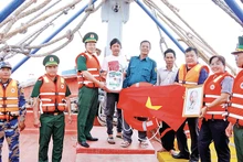 Bộ đội Biên phòng và ngành chức năng tỉnh Sóc Trăng tặng ngư dân ảnh Bác Hồ, cờ Tổ quốc, tủ thuốc, áo phao.