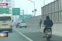 Nhiều xe máy vẫn đi lên vành đai 3 trên cao bất chấp nguy hiểm