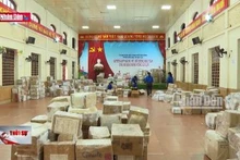 Chung tay hỗ trợ học sinh vùng bão lũ