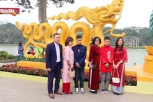 Người dân Thủ đô thích thú với linh vật rồng