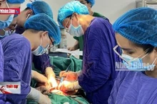 Cứu sống bệnh nhân có u buồng trứng khổng lồ