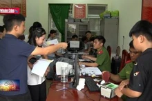 Người dân hào hứng đi làm thẻ căn cước mới