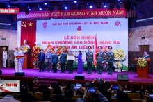 Hội Hỗ trợ gia đình liệt sĩ đón nhận Huân chương Lao động Hạng ba