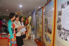Phần trưng bày giới thiệu nhiều kỷ vật, tư liệu phong phú về nhà báo, nhà ngoại giao Lý Văn Sáu. (Ảnh: H.Hoàng)