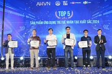 Thứ trưởng Khoa học và Công nghệ Bùi Thế Duy trao giải cho Top 5 sản phẩm, giải pháp, nền tảng ứng dụng AI xuất sắc. 