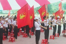 Các em học sinh đón chào năm học mới.