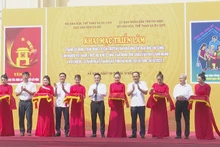 Các đại biểu cắt băng khai mạc triển lãm.