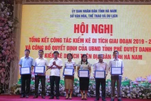 Đồng chí Nguyễn Anh Chức, Phó Chủ tịch Thường trực UBND tỉnh Hà Nam trao hồ sơ danh mục kiểm kê di tích cho các địa phương.