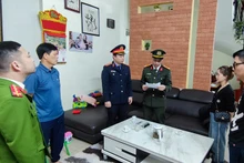 Cơ quan An ninh điều tra, Công an tỉnh Hà Nam tiến hành khám xét tại chỗ ở và nơi làm việc của bị can trong vụ án. (Ảnh Công an tỉnh Hà Nam)