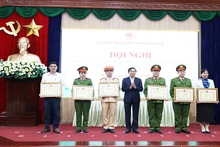 Đồng chí Phó Chủ tịch UBND tỉnh Hà Nam trao bằng khen của Chủ tịch UBND tỉnh cho các cá nhân có thành tích xuất sắc trong công tác bảo đảm an toàn giao thông năm 2024.