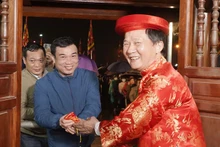 Nhân dân và du khách phấn khởi được về nhận lương Đức Thánh Trần.