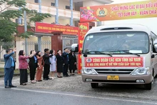 Lãnh đạo Liên đoàn Lao động tỉnh Hà Nam động viên công nhân, người lao động ở xa về quê đón Tết.