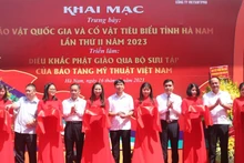 Các đại biểu cắt băng khai mạc trưng bày, triển lãm.