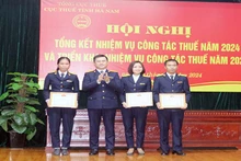 Lãnh đạo Tổng Cục Thuế trao tặng Danh hiệu Tập thể lao động xuất sắc cho các đơn vị.