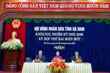 Các đồng chí Thường trực Hội đồng nhân dân tỉnh Hà Nam chủ tọa điều hành Kỳ họp.