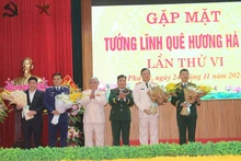 Ban liên lạc Tướng lĩnh quê hương Hà Nam tặng hoa chúc mừng các đồng chí Tướng lĩnh công tác trong lực lượng Quân đội, Công an mới được thăng quân hàm cấp Tướng.