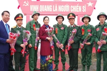 Đồng chí Bí thư Tỉnh ủy Hà Nam tặng hoa, động viên các thanh niên lên đường nhập ngũ.