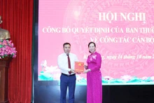 Đồng chí Lê Thị Thủy, Ủy viên Trung ương Đảng, Bí thư Tỉnh ủy, Chủ tịch Hội đồng nhân dân tỉnh trao quyết định, chúc mừng đồng chí Lê Văn Hà, tân Bí thư Huyện ủy Kim Bảng.