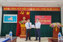Lễ kết nạp đảng viên của chi bộ Điện lực huyện Lý Nhân.