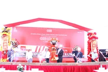 Các đồng chí lãnh đạo tỉnh và đại diện chủ đầu tư dự án thực hiện nghi lễ khởi công xây dựng Dự án.