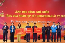 Đồng chí Chủ tịch Ủy ban Trung ương Mặt trận Tổ quốc Việt Nam trao tặng biểu trưng 500 suất quà Tết dành tặng cho hộ nghèo, công nhân lao động và người có hoàn cảnh khó khăn của tỉnh Hà Nam.