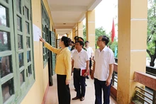 Đồng chí Bí thư Tỉnh ủy Lê Thị Thủy kiểm tra công tác chuẩn bị tổ chức Kỳ thi tốt nghiệp trung học phổ thông 2024 tại các điểm thi.