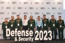 Đoàn đại biểu Bộ Quốc phòng Việt Nam do Thượng tướng Phùng Sĩ Tấn, Phó Tổng Tham mưu trưởng Quân đội Nhân dân Việt Nam làm Trưởng đoàn tham dự triển lãm.