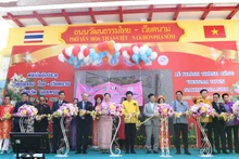 Lễ cắt băng khánh thành Cổng Phố văn hóa Thái Lan-Việt Nam tại tỉnh Nakhon Phanom, Đông Bắc Thái Lan.