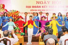 Một tiết mục văn nghệ tại Ngày hội đại đoàn kết toàn dân tộc phường Quán Thánh, quận Ba Đình. (Ảnh Đăng Anh)