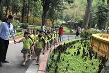 Học sinh một trường mầm non ở Hà Nội tham quan Khu di tích Chủ tịch Hồ Chí Minh tại Phủ Chủ tịch.