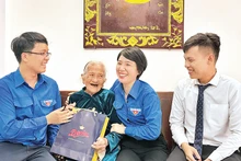 Các đoàn viên, thanh niên phường Phước Ninh, quận Hải Châu thăm hỏi Mẹ Việt Nam Anh hùng Nguyễn Thị Sự.