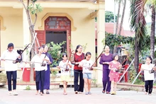 Các em học sinh học hát xẩm tại Câu lạc bộ xẩm Hà Thị Cầu.