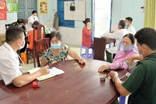 Bộ đội Biên phòng tỉnh Kiên Giang khám bệnh, cấp thuốc miễn phí cho người dân tại khu vực Cửa khẩu quốc tế Hà Tiên. (Ảnh VĂN LINH)