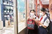 Học sinh tham quan Bảo tàng Lịch sử Thành phố Hồ Chí Minh. 