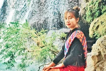 Thiếu nữ bên thác Tà Puồng.