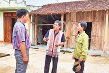 Già làng A Blong tuyên truyền người dân bảo tồn văn hóa Rơ Măm.