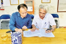 Lãnh đạo Ủy ban Mặt trận Tổ quốc phường Ngọc Khánh, quận Ba Đình (bên trái) trao đổi với ông Nguyễn Hữu Bằng, Bí thư Chi bộ, Trưởng ban Công tác Mặt trận địa bàn dân cư số 3 về công tác giám sát đảng viên sinh hoạt hai chiều.