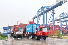Vận chuyển hàng hóa xuất, nhập khẩu tại Cảng Cát Lái, thành phố Thủ Đức.