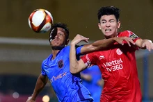 Pha tranh bóng giữa cầu thủ hai đội Viettel FC (áo đỏ) và Becamex Bình Dương. (Ảnh THANH HẢI)