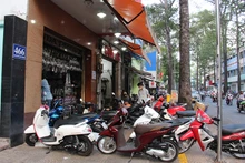 Các cửa hàng kinh doanh ở khu vực đường Nguyễn Chí Thanh (Quận 10) chiếm dụng vỉa hè, không còn chỗ cho người đi bộ. (Ảnh THẾ ANH)