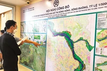 Người dân tìm hiểu Quy hoạch phân khu đô thị sông Hồng.