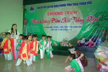 Đêm hội trăng rằm của các em nhỏ xã Đông Sơn, huyện A Lưới. (Ảnh VÕ TIẾN)