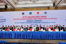 Đại diện các bộ và đối tác phát triển ký thỏa thuận về phòng, chống kháng thuốc.