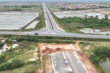 Tuyến đường ngang nối đông tây thành phố Đồng Hới (Quảng Bình) xây dựng rộng rãi, khang trang nhưng phải bỏ dở vì không được đấu nối với đường tránh BOT.