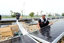 Lắp đặt điện mặt trời áp mái tại Nhà máy nước mặt Sông Đuống. (Ảnh TRẦN QUỐC)