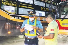 Thanh tra Giao thông Thành phố Hồ Chí Minh kiểm tra xe khách giường nằm lưu thông khu vực thành phố Thủ Đức. (Ảnh THẾ ANH)