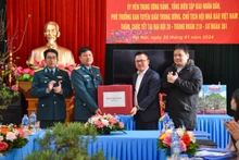 Đồng chí Lê Quốc Minh trao những món quà Tết ý nghĩa từ Báo Nhân Dân cho cán bộ, chiến sĩ Đại đội 28, Trung đoàn 218, Sư đoàn 361 (Quân chủng Phòng không - Không quân). (Ảnh: NHẬT QUANG)